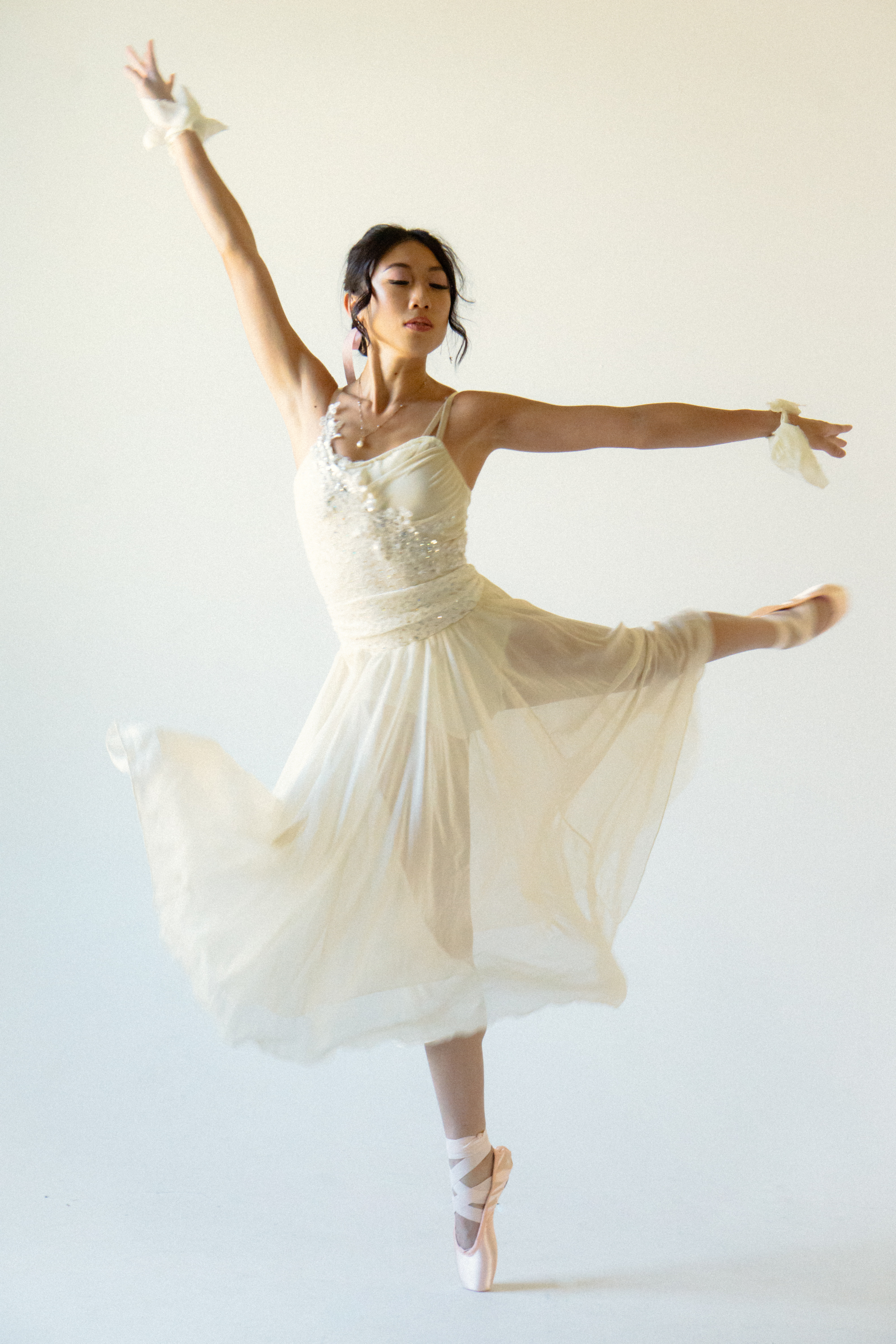Fashion photography — ballet dancer en pointe in studio