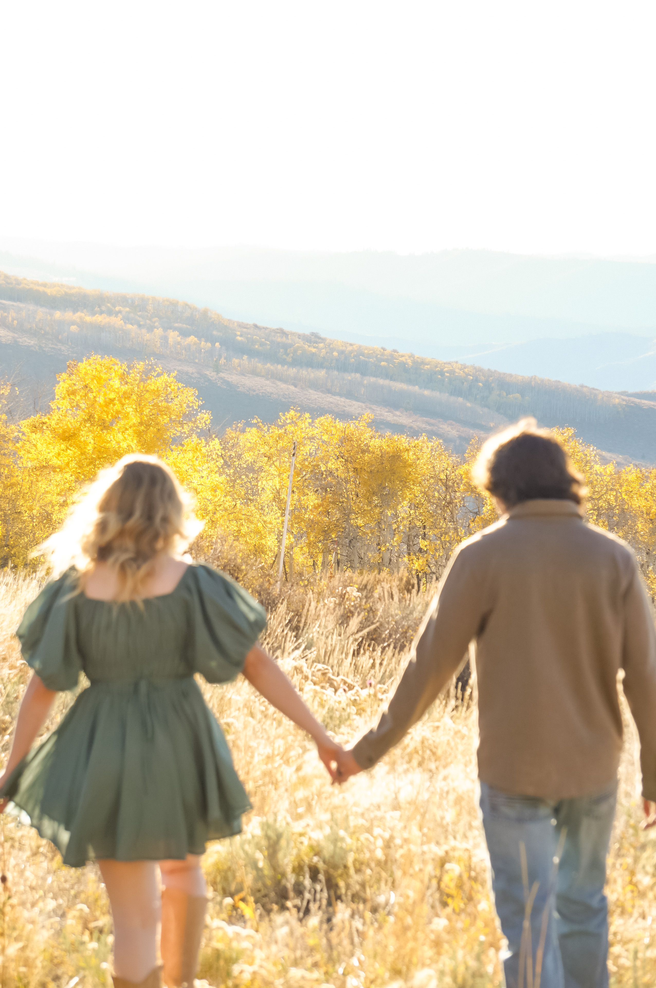 Couples — Walking hand in hand through autumn foliage
